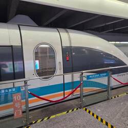 Da ist er endlich, der Transrapid!