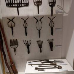 Kaschubisches Museum: Werkzeug zum Aalfang. Bz Blechtrommel?