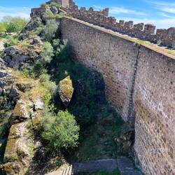 Diese Stufen (rechts unten) kamen wir hoch. Recht abenteuerlich und bei uns nicht möglich.