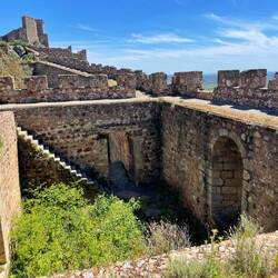 Hier gibts weder einen Warnhinweis, geschweige denn ein Geländer. Alles ist zugänglich.