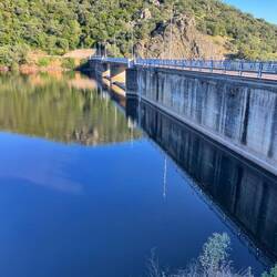 Der Stausee ist gut gefüllt.