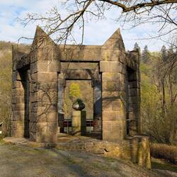 Das martialische Kriegerdenkmal in Form einer Krone