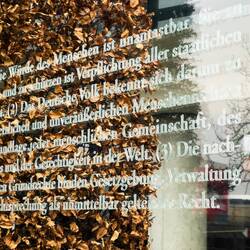 Kunstwerk "Grundgesetz 49" von Dani Karavan: Grundrechte mit Laser auf Glas am Jakob-Kaiser-Haus