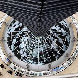 In der Kuppel mit Blick auf die Ausstellung zur Geschichte des Reichstags
