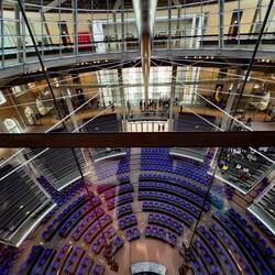 Blick in den Plenarsaal von außen