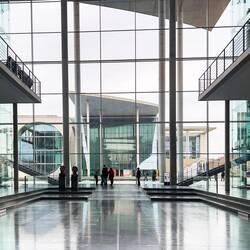 Im Paul-Löbe-Haus mit Blick auf das Marie-Elisabeth-Lüders-Haus