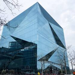 Cube am Hauptbahnhof
