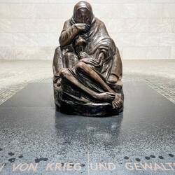 Käthe-Kollwitz-Skulptur in der Neuen Wache, Unter den Linden 4