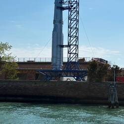 Auf dem Weg nach Burano - eine Insel auf der Kunstwerke ausgestellt sind, wie diese Rakete