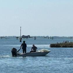 Ein Fischerboot kehrt heim