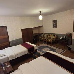 Wir hätten auch zu dritt in ein Zimmer gepasst aber scheinbar waren zwei für uns frei