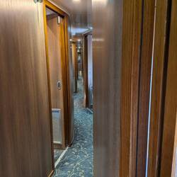 The corridor along carriage N. There are 15 single cabins in the car.