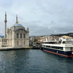L'arrêt du bateau se fait ici devant une très belle mosquée