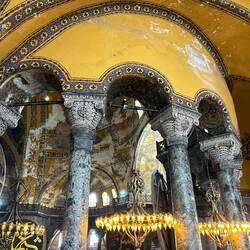 À l'intérieur de la basilique Sainte Sophie devenue mosquée