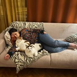 Burcu aime dormir avec ses chats