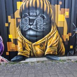 Eine lange Wand mit Graffiti-mein Favorit