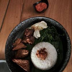 Lecker veganes indonesisches Essen mit Tofu, Tempeh und Jackfruit - das Sambal 🌶️ ist nur für Frank
