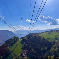 mit der Gondel geht es hinauf zum Ritten