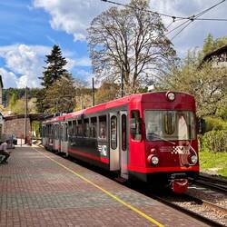 auf dem Ritten pendelt ein Bähnchen zwischen Oberbozen und Klobenstein