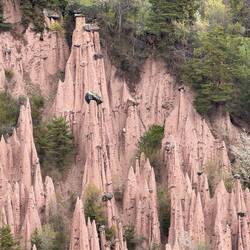 ein größerer Stein bildet jeweils ein schützendes Dach