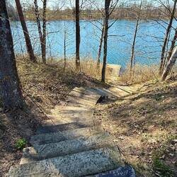 Zugang zum offentlichen See mit Bademöglichkeit