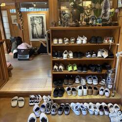 ... müssen alle die Schuhe ausziehen ...
