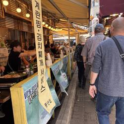 Ikseon-dong: Das Quartier voller Beizli. Hier hat jeder seinen eigenen BBQ-Grill und gafft.