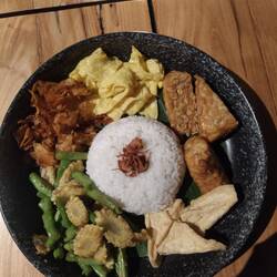 Nasi Campur: Reis mit allem Möglichen, ich habe Hühner-Leber und -Magen abgewählt 😉