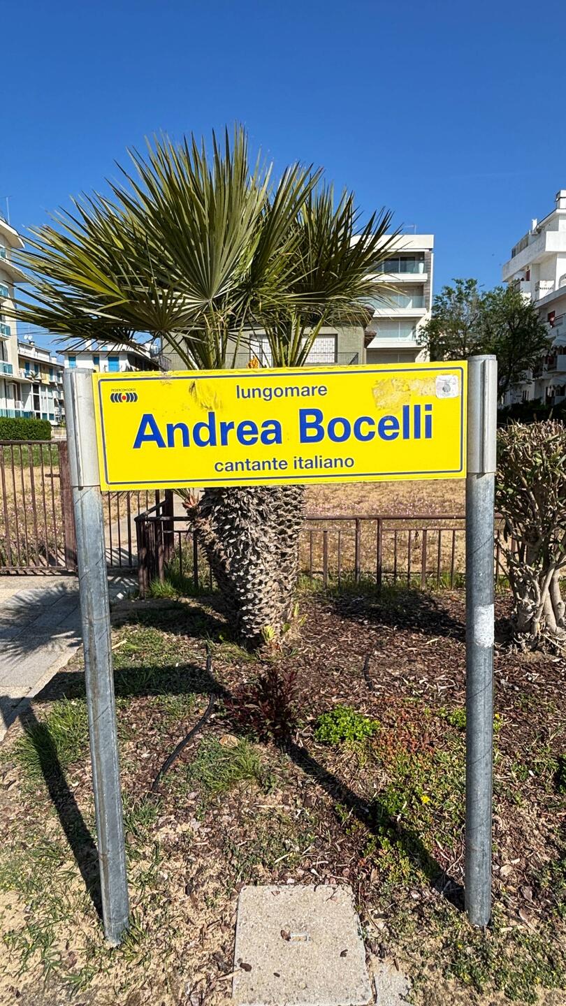 Lungomare Abschnitt mit Andrea Bocelli