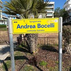 Lungomare Abschnitt mit Andrea Bocelli