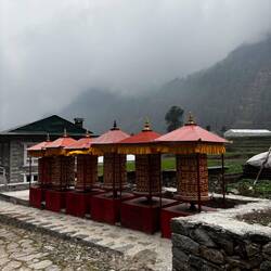 Des roues de prière bouddhiste