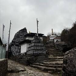 Ils y vont à fond ici! Même les rochers sont des supports à prières