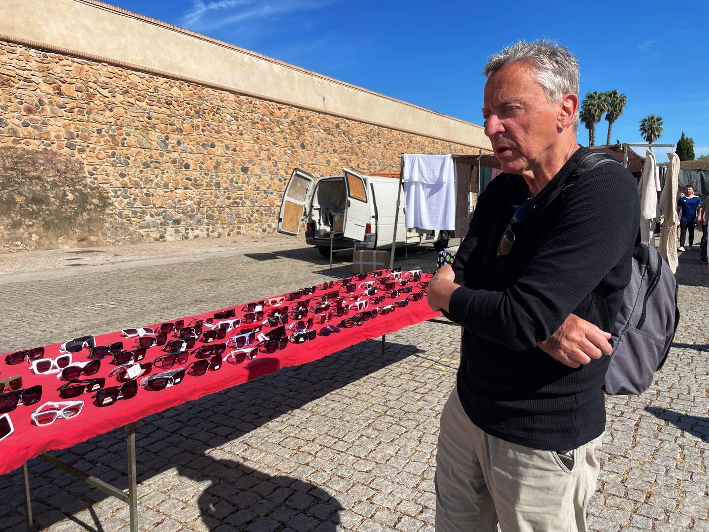 Trotz des reichhaltigen Angebots findet Martin keine Sonnenbrille. Es gibt nur Damenmodelle!