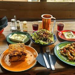 Abendessen Lasagne und Gemüsenudeln mit Salat