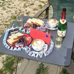 kleines Frühstück mit Sekt am Morgen