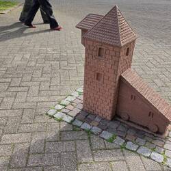 Bildhauerei des Hexenturms im Kleinformat aus dem hier heimischen Sandstein.