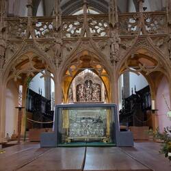 Das Kostbarste: der Silberschrein mit den Gebeinen der Schutzpatrone Gervasius und Protasius.