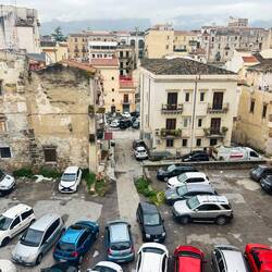 Aussicht von meinem Balkon - direkt gegenüber für 6 Euro ein Gedicht von einer Pizza