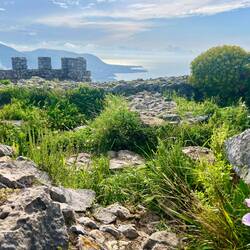 Oben auf dem 'Köpfchen' von Cefalù (= Köpfchen 👩‍🎓) angekommen.