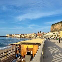 ... und die Promenade (noch wird gehämmert und geschraubt)...