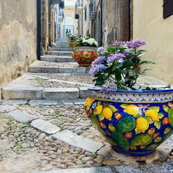 Unten hat man's hübsch gemacht. Noch ist Vorsaison.