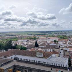Erhaben über flachem Land