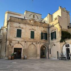 Alter Palast gegenüber vom Dom, heute das Atelier eines Pappmaché Künstlers