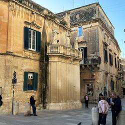 Noch ein alter Palast, mit 3 Heiligenfiguren