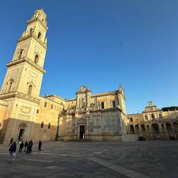 Der Domplatz mit Turm, Dom und Bischofspalast