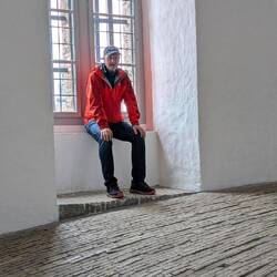 Thomas im Rondetarn an der spiralförmigen Rampe