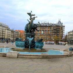 Der Drachenbrunnen am Rathausplatz