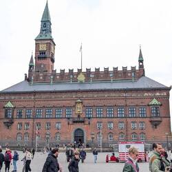 Emsiges Treiben am Rathausplatz in Kopenhagen