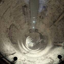 Blick in einen tiegen, tiefen Brunnenschacht im Rondetarn