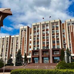 diese Statue vor dem Regierungsgebäude...